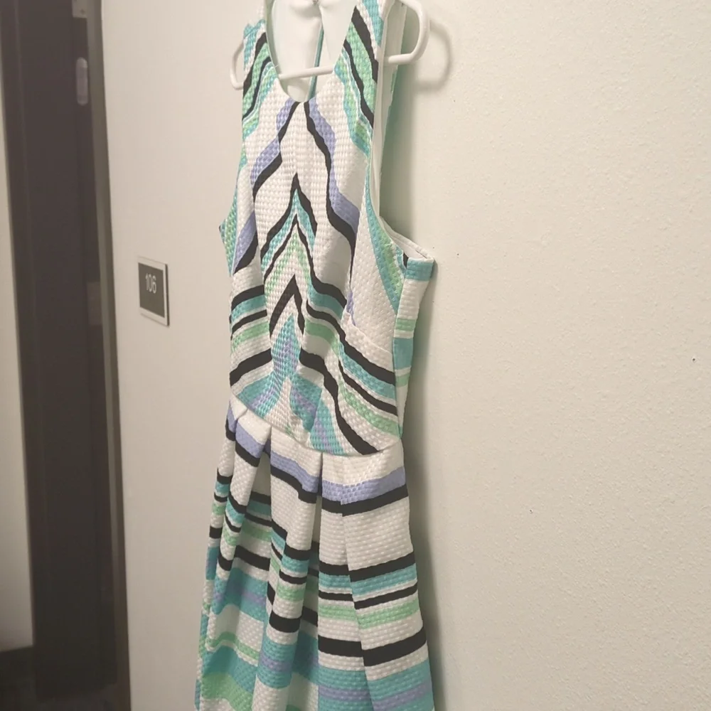 Chic Danny & Nicole Effortless Knee-Length Dress - Cut Out - Pleated  8 Petite - Picture 5 of 14